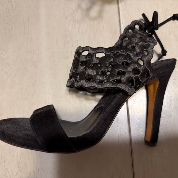 Latitude Femme (37) Black Suede+Eyelit Sandal - Picture 5 of 7